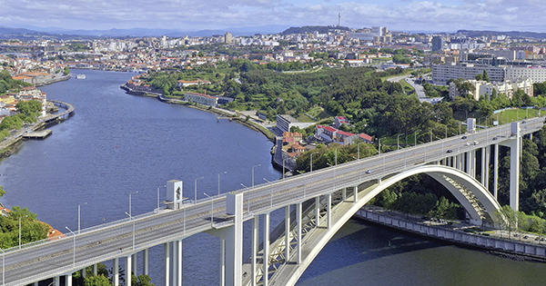 Obra da nova ponte corta Rua do Cavaco