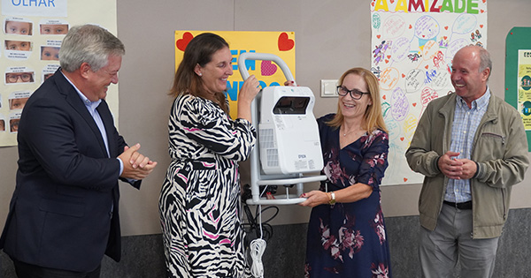 Escolas equipadas com projetores e material informático