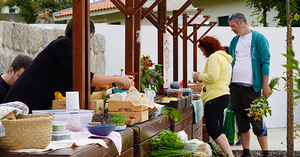 Mercado de produtos locais na Madalena